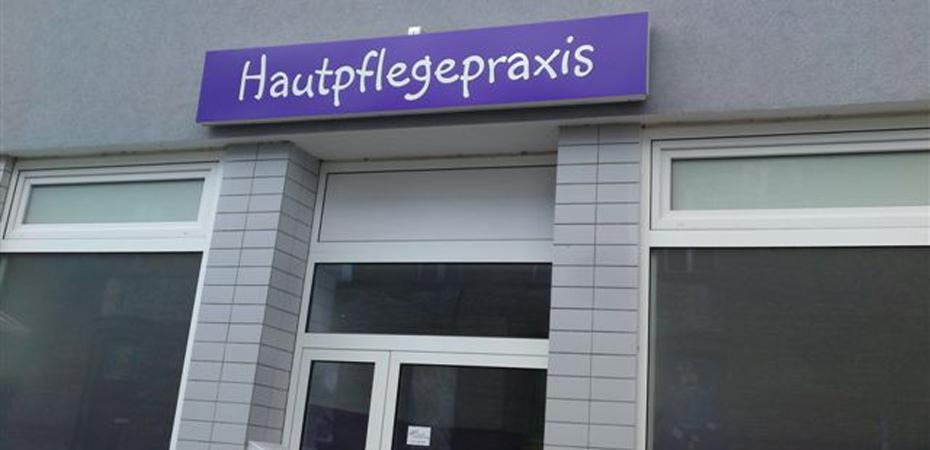 Glasfolien Uwe Röske Außenwerbung Hautpflegepraxis