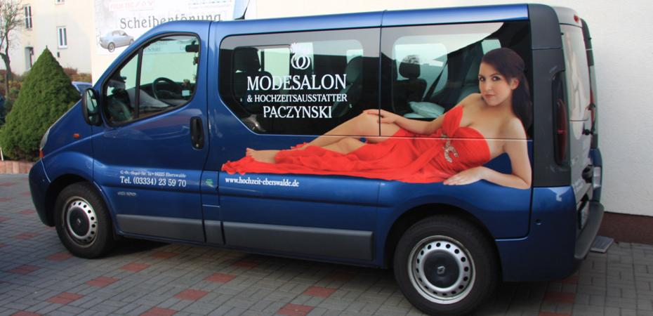 Glasfolien Uwe Rske Autowerbung Fahrzeugbeschriftung Modesalon & Hochzeitsausstatter Carola Paczynski Eberswalde - Renault Traffic blau